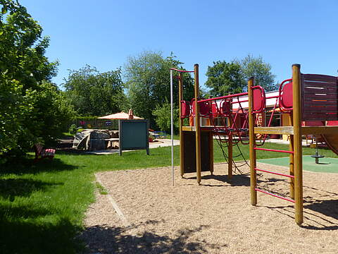 Der Außenbereich einer städtischen Kita mit Klettergerüst