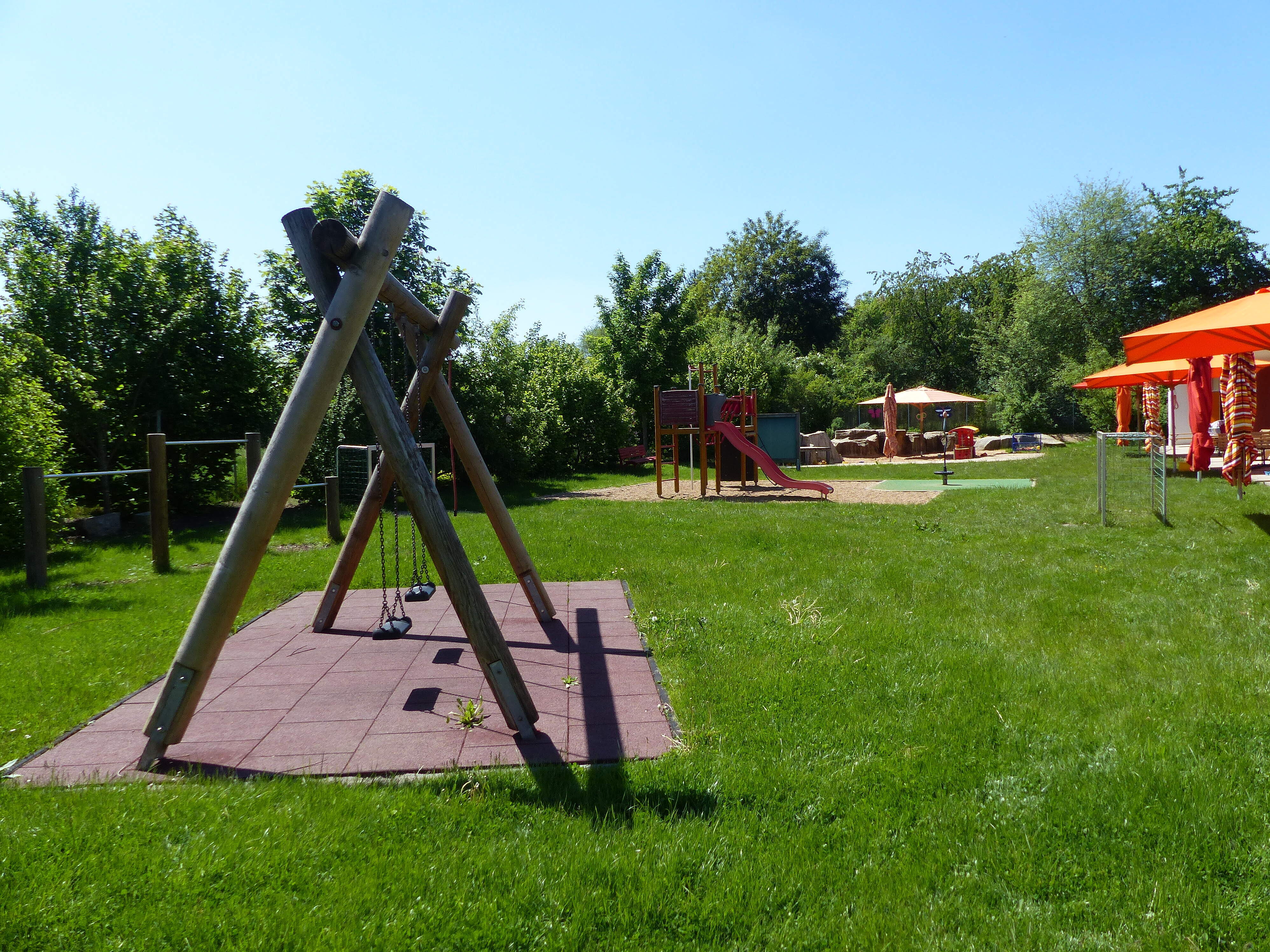 Der Außenbereich einer städtischen Kita mit Schaukel