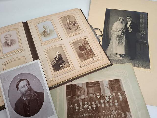 Verschiedene historische Portrait- und Gruppenaufnahmen.