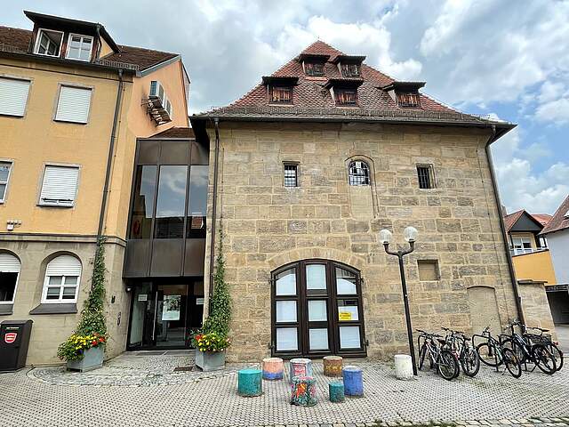 Das Stadtarchiv Forchheim ist in der "Frankscheune" untergebracht. Frontalansicht der Fraunkscheune, die das Forchheimer Stadtarchiv beherbergt. Der massive Sandsteinbau erstreckt sich über zwei Vollgeschosse, sowie zwei weiteren Dachgeschossen.dsteinen