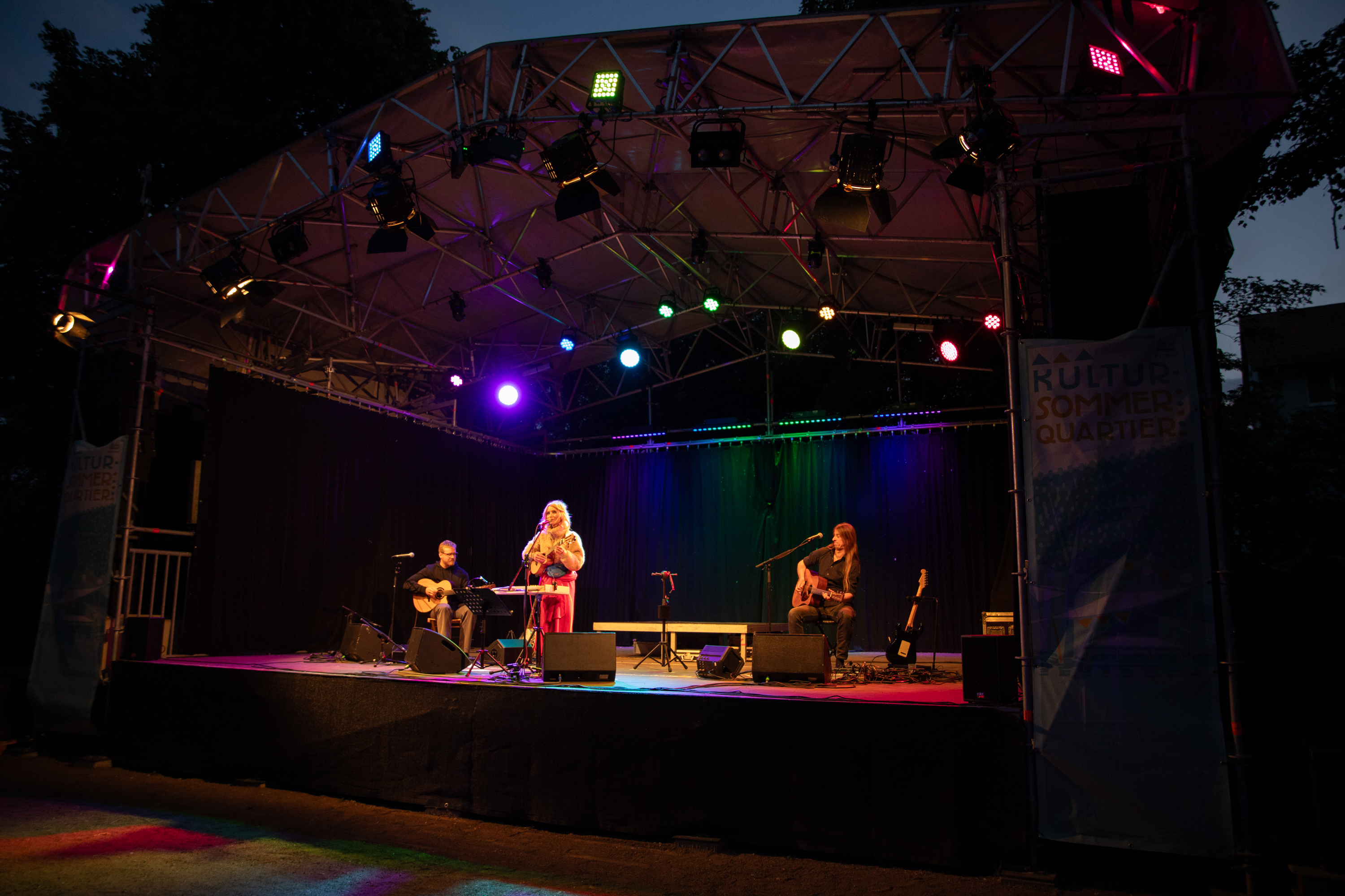 Sarah Lesch unplugged im Trio Sarah Lesch am 23.05.2025 im KulturSommerQuartier