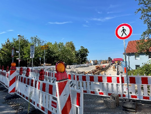 Ansicht der Baustellen an der Piastenbrücke im östlichen Bereich mit Absperrungen und abgetragenem Fahrbahnbelag.