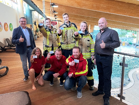 Referatsleiter Herbert Fuchs mit Inhabern der Ehrenamtskarte im Königsbad Forchheim