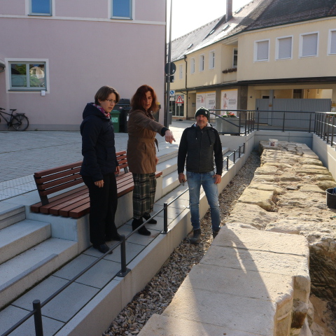 Das Bild zeigt die Mauerreste der mittelalterlichen Stadtmauer in der Wallstraße.