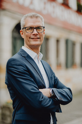 Oberbürgermeister Uwe Kirschstein vor dem historischen Rathaus