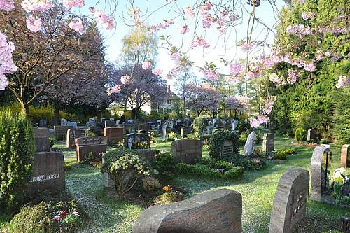 Grabsteine auf einem Friedhof in Forchheim