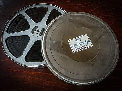 Filmschachtel aus dem Stadtarchiv Forchheim Eine geöffnete Filmschachtel mit Filmrolle auf einem Tisch.