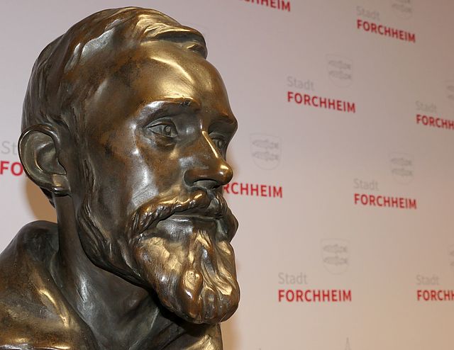 Georg-Mayer-Franken-Büste goldene Kopfstatue, Hintergrund: Forchheimer Leinwand