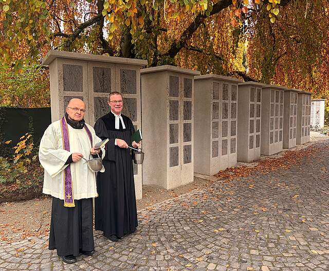 Weihe der neuen Urnenstelen auf dem Neuen Friedhof in Forchheim Die neu errichteten Urnenstelen auf dem Neuen Friedhof in Forchheim wurden von Pfarrer Ulrich Bahr und Pater Piotr Polkowski feierlich gesegnet