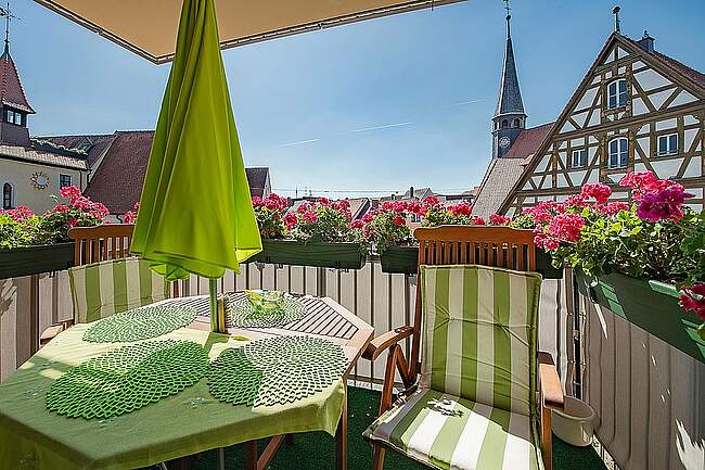 Katharinenspital Zimmer Zimmer des Kathrarinenspitals mit Stühlen, Tisch und Sonnenschirm