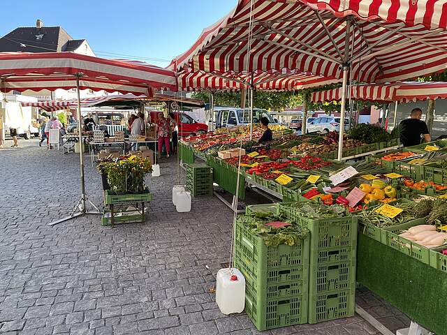 Stände mit Obst und Gemüse des Wochenmarktes.
