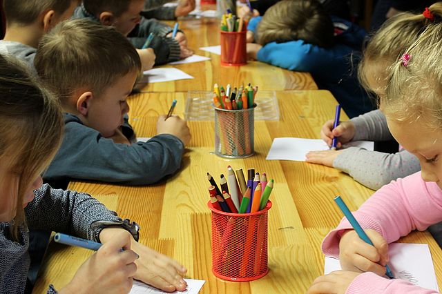 Kinder beim Malen in einem Kindergarten