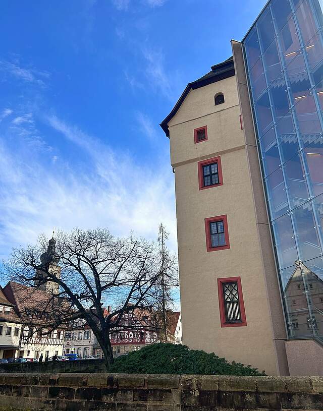 Außenansicht der Forchheimer Kaiserpfalz mit dem gläsernen Turm.