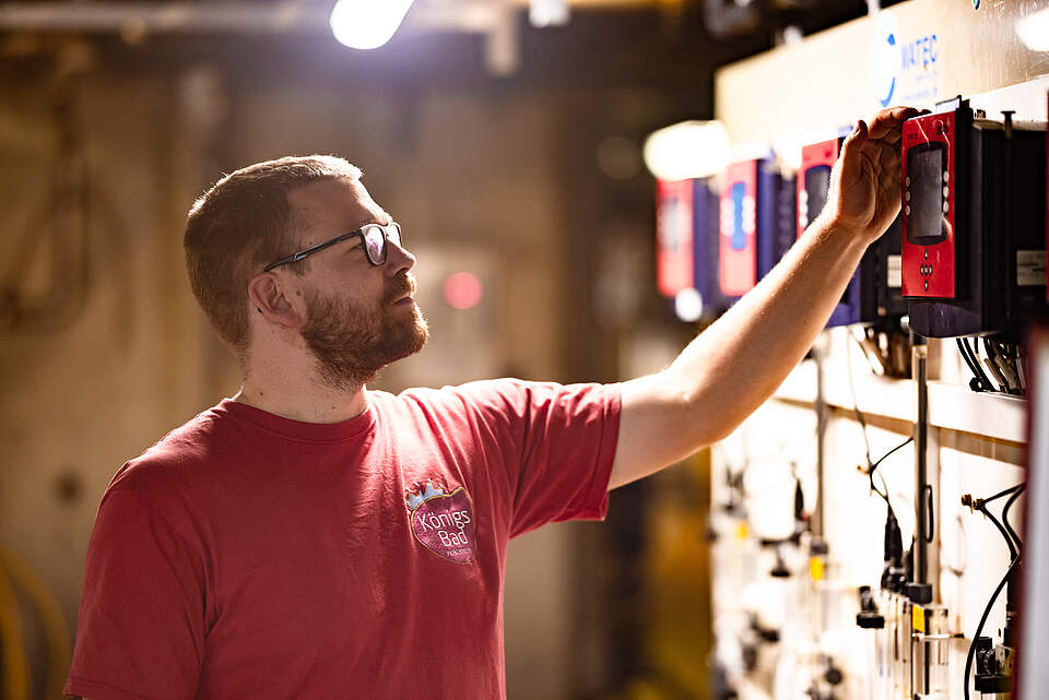 Mitarbeiter des Königsbades bei der Arbeit an der Technik