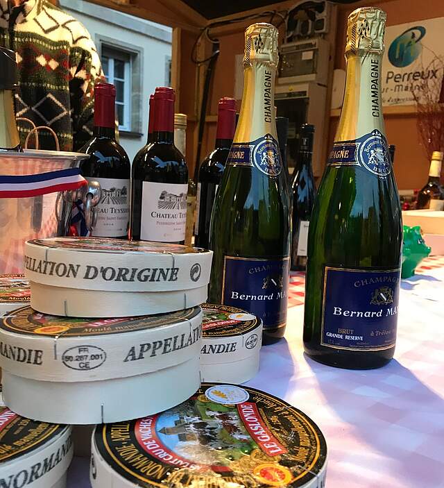 Bild mit Champagner und Käse aus Frankreich