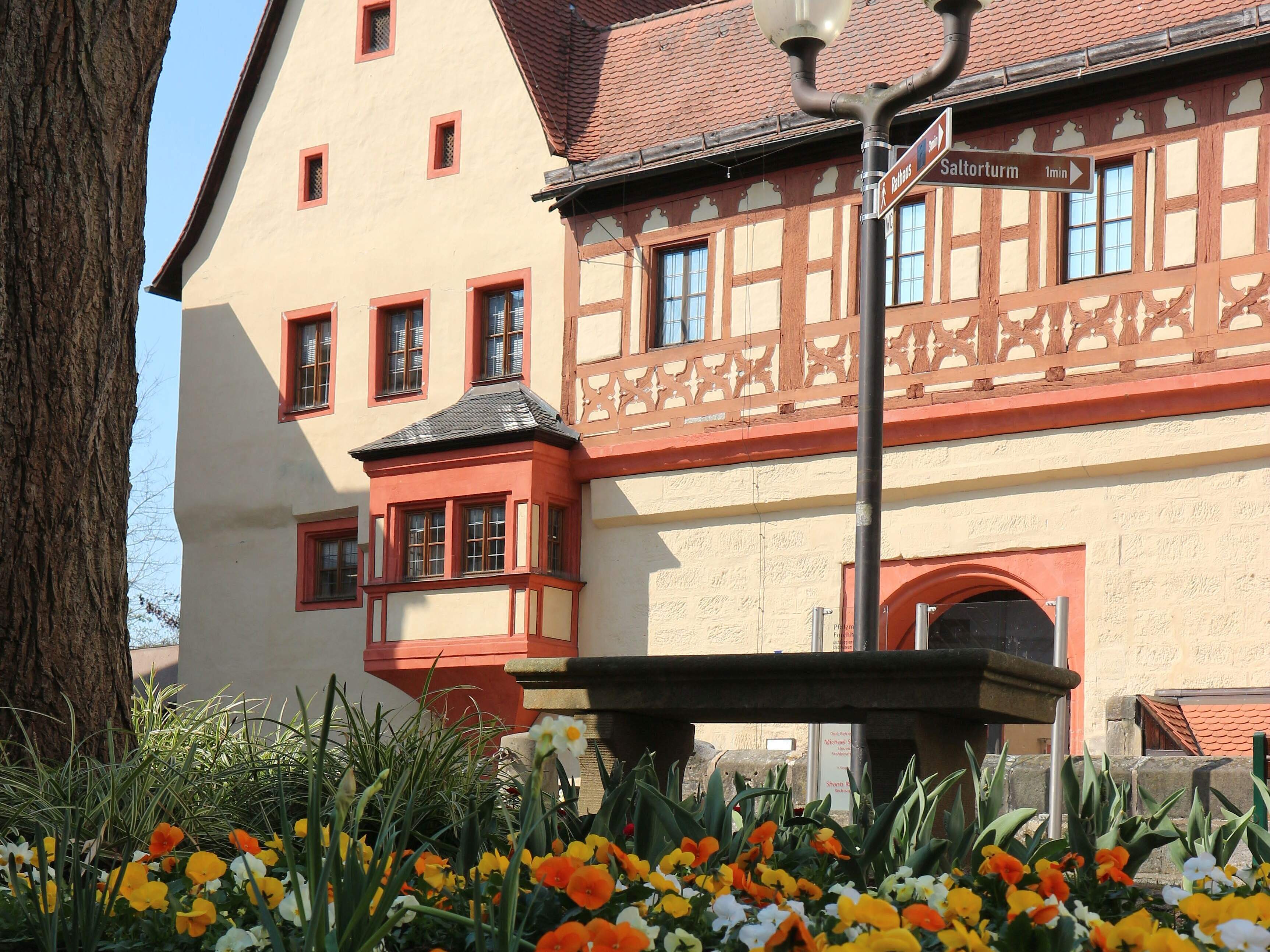 Der Eingangsbereich zur Kaiserpfalz im Frühling.