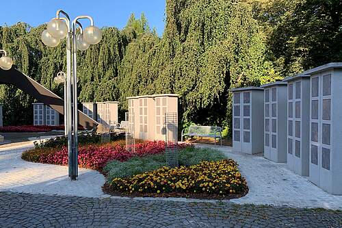 Urnenstelen auf einem Friedhof in Forchheim