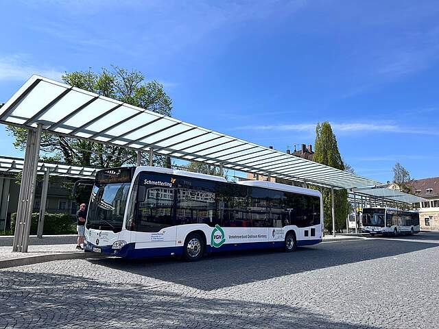 Stadtbus steht am Zentralen Omnibusbahnhof in Forchheim.