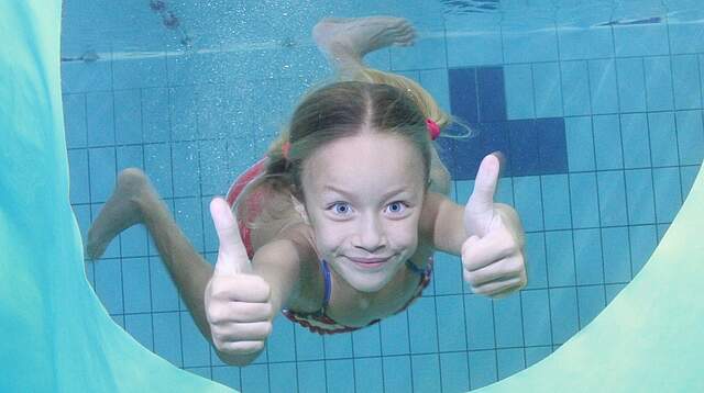 Mädchen schwimmt im Schwimmbad