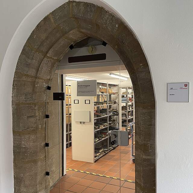 Stadtarchiv Forchheim Eingangsbereich eines Archivraums mit gefüllten Regalen.