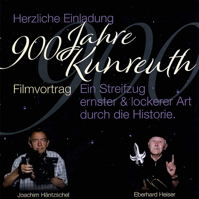 Auf einem Plakat mit dunklem Hintergrund steht "Herzliche Einladung 900 Jahre Kunreuth - Filmvortrag: EinStreifzug ernster & lockerer Art durch die Historie". Im unteren Buldbereich sieht man links einen KAmeramann und rechts eien als Nachtwächter kostümierten Mann.