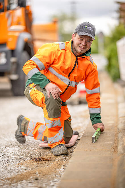 Mitarbeiter im Straßenbau bei der Arbeit