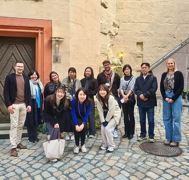 Begrüßung und Gruppenfoto mit Japanische Reiseveranstalter im Innenhof der Kaiserpfalz