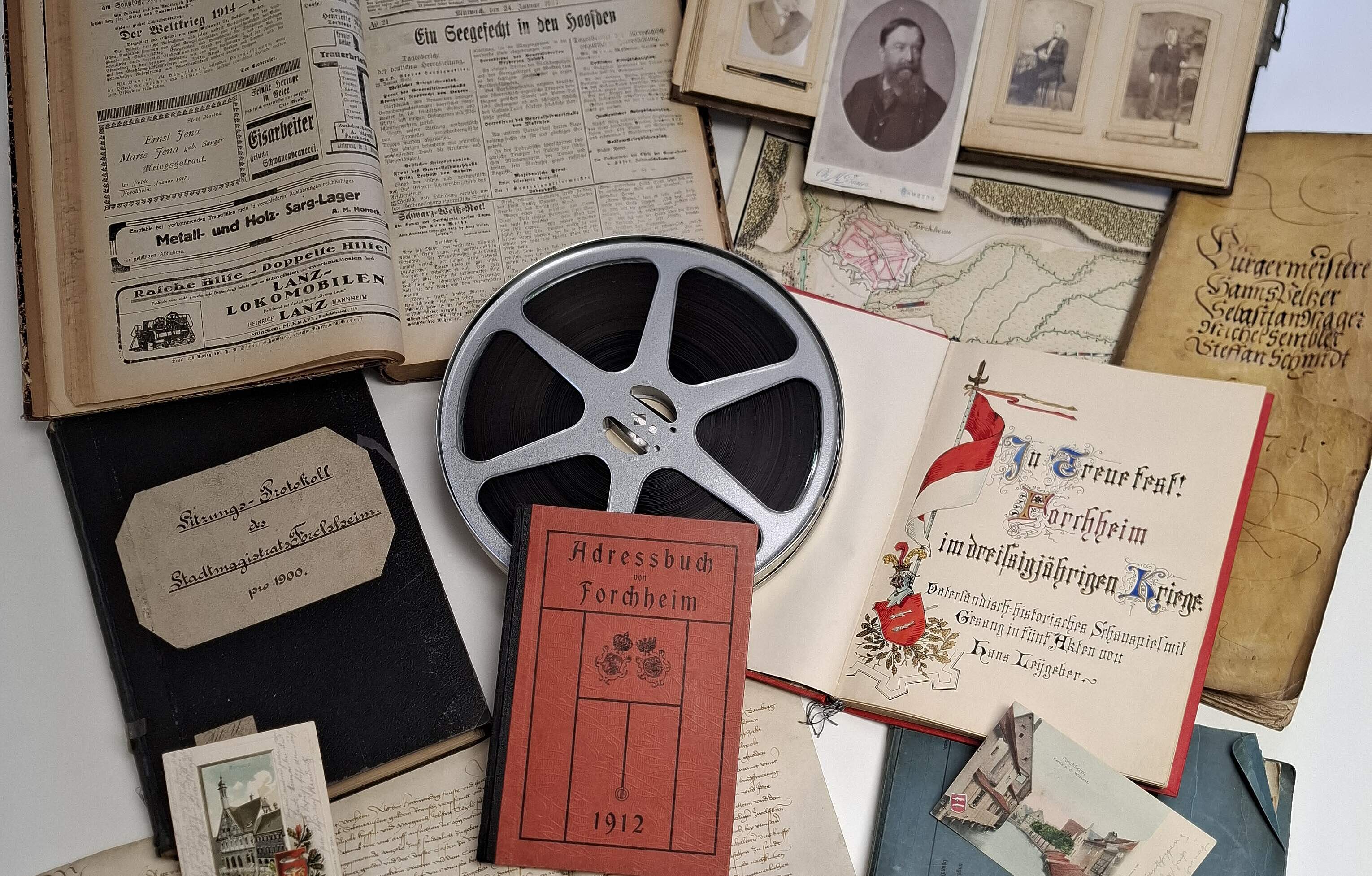Viele Details des Stadtarchivs auf einem Tisch
