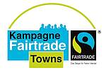 Fairtrade Town Logo in grünen und blauen übereinander versetzt angeordneten Flächen mit der Aufschrift "Kampagne Fairtrade Towns sowie rechts daneben das Logo in grünen und blauen zum Kreis tropfenförmig angeordneten Elementen von Fairtrade. Darüber liegt ein schmaler grüner Halbkreis.