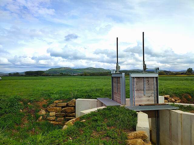 Teilungswehr im Reuther Zweng Ein Teilungswehr auf den Wässerwiesen im Reuther Zweng-Gebiet (Wasserschutzgebiet). Im Hintergrund sieht man weit entfernt das Walberla, einen markanten Tafelberg in Franken in der Nähe von Forchheim