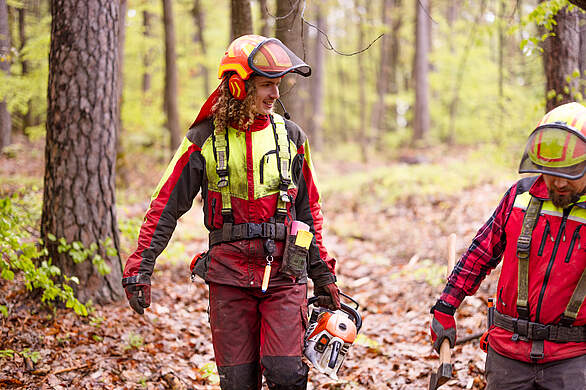 Mitarbeitende aus dem Forstamt im Wald