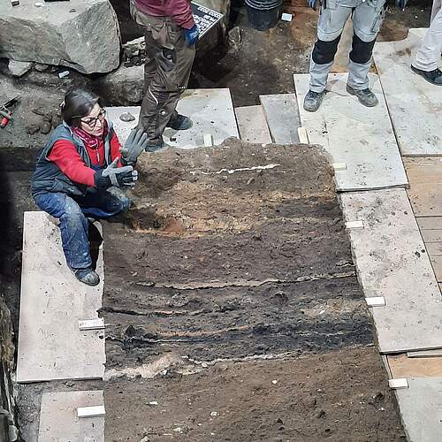 Künstlerin auf Rathausbaustelle in Forchheim.