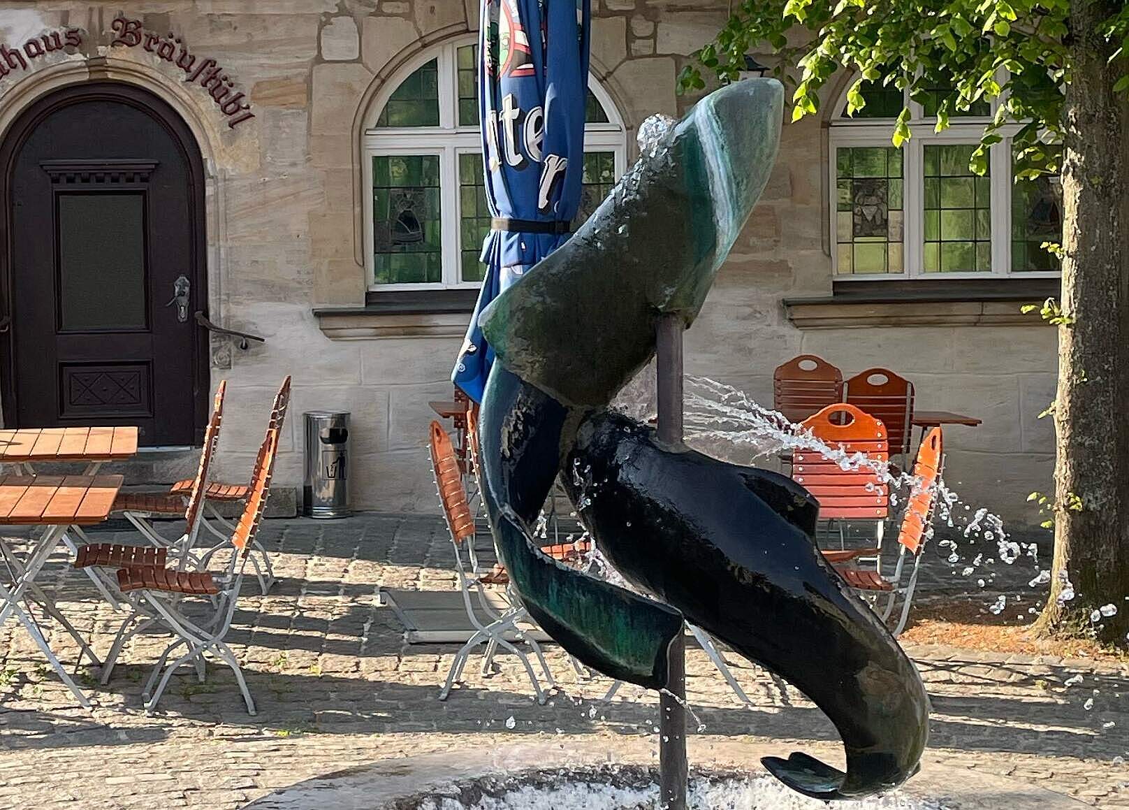 Forellenbrunnen Nahaufnahme des Forellenbrunnens mit zwei sich in einer Spirale gewundenen Forellen.