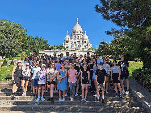 Gruppenbild vor der Sacré-Coeur Kathedrale