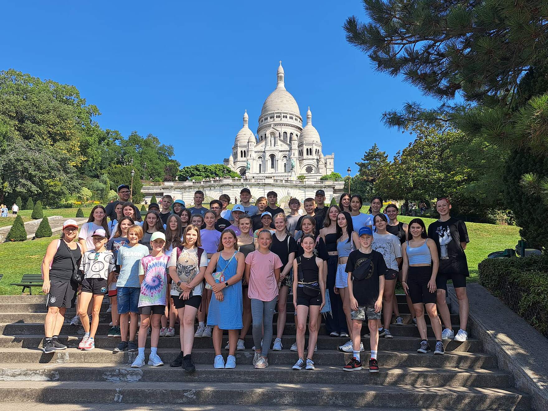 Gruppenbild vor der Sacré-Coeur Kathedrale