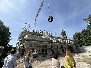 Auf dem Dach des Rohbaus spricht der Zimmerer den Richtspruch.