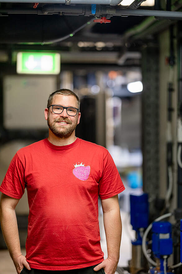 Mitarbeiter des Königsbades bei der Arbeit