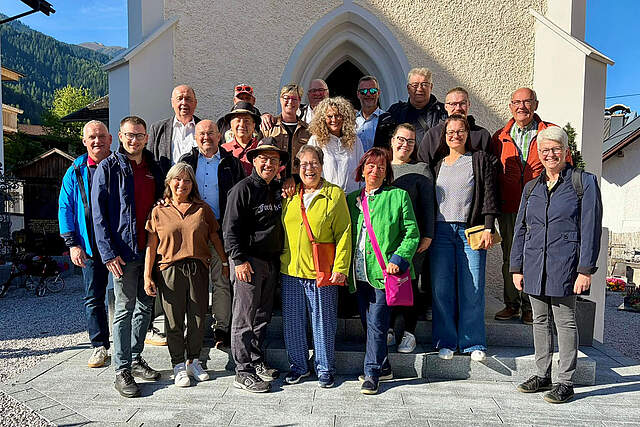 Personengruppe in Roppen vor einer Kapelle
