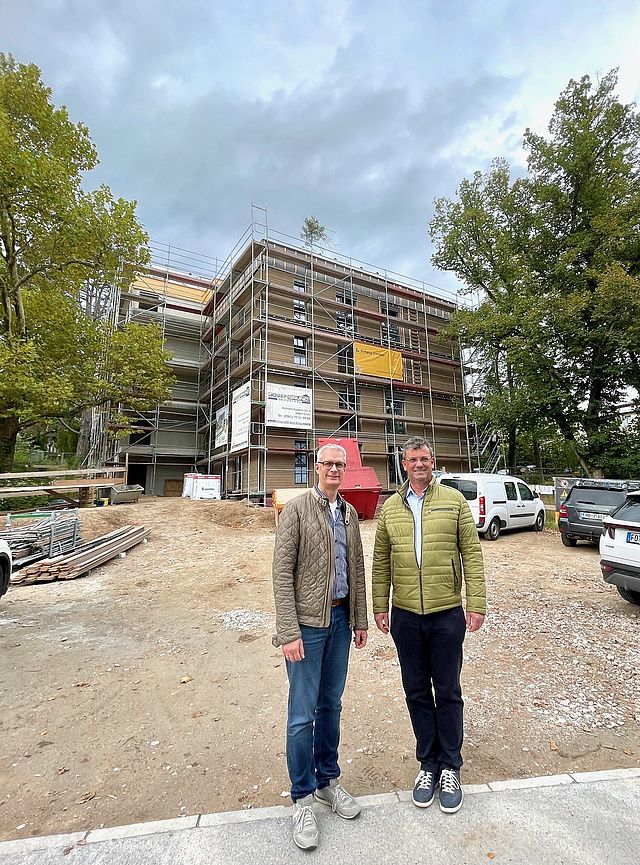 Dr. Uwe Kirschstein und Alexander Dworschak vor einem neu gebauten Gebäude