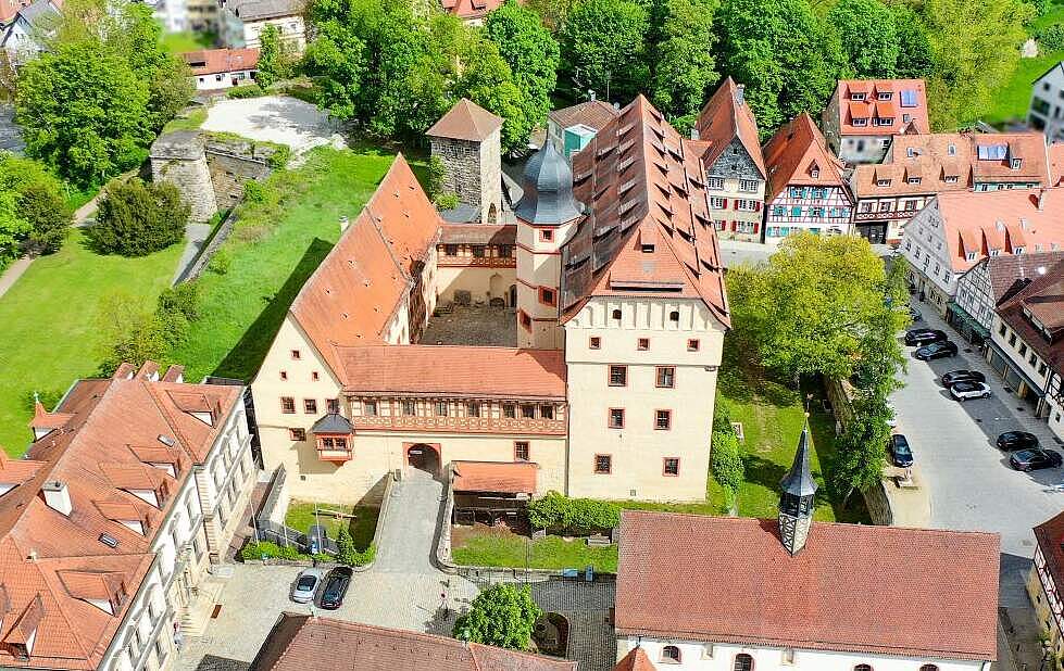 Luftbildaufnahme der Kaiserpfalz Forchheim Luftbildaufnahme mit der historischen Kaiserpfalz im Bildmittelpunkt umgeben von Fachwerkhäusern. Links im Bild sieht man einen Ausschnitt des Stadtparks.