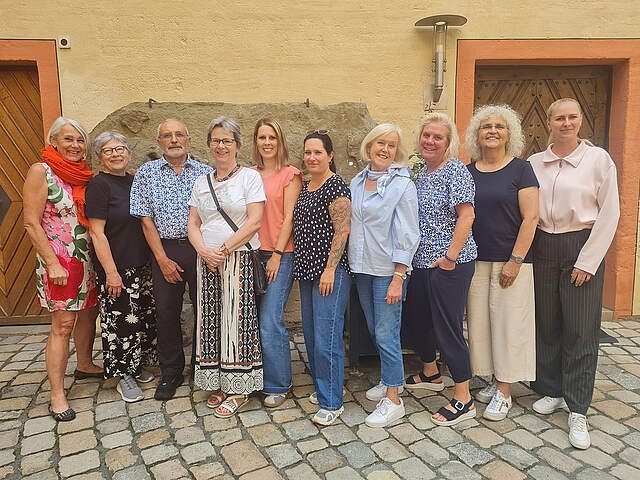Neue Gästeführerinnen und Gästeführer der Stadt Forchheim Gruppenbild mit den neuen Gästeführerinnen und Gästeführern der Stadt Forchheim im Innenhof der Kaiserpfalz.