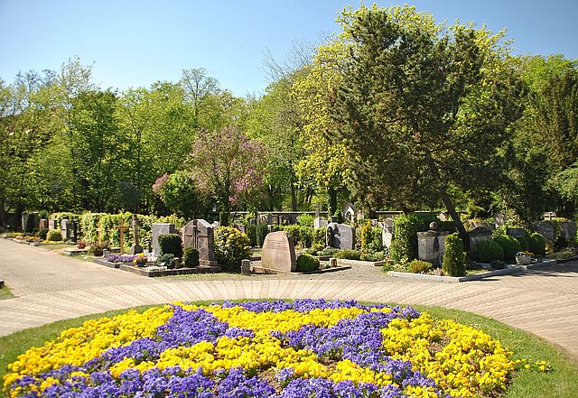 Blumenbeet auf Forchheimer Friedhof