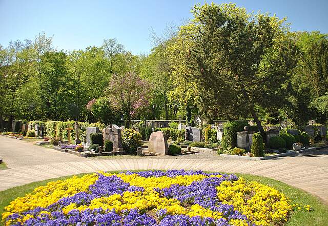 Blumenbeet auf Forchheimer Friedhof