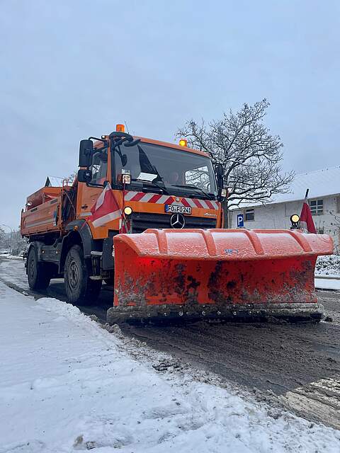 Winterdienstfahrzeug im Einsatz zum Schneeräumen