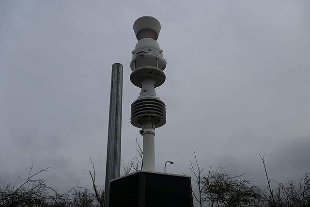 Bilder der Wetterstation vor grauem Hintergrund