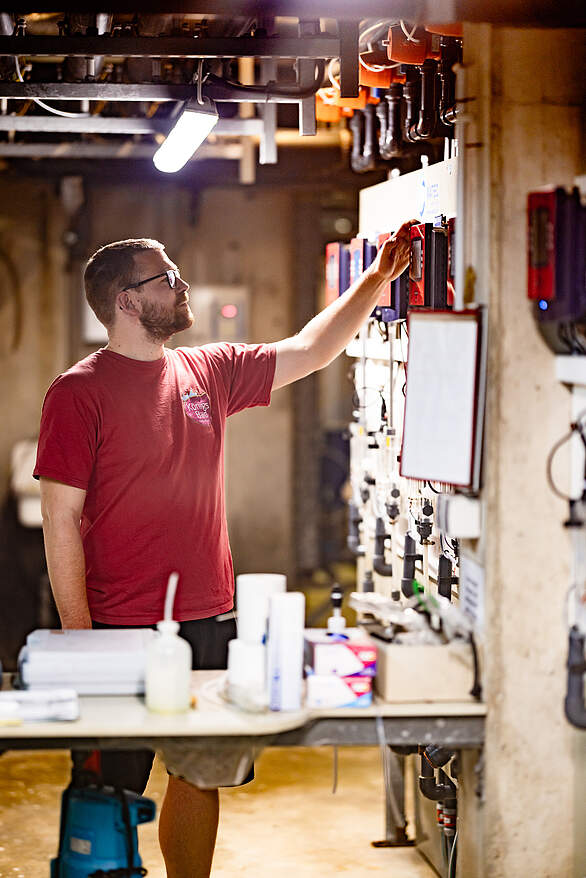 Mitarbeiter des Königsbades bei der Arbeit an der Technik