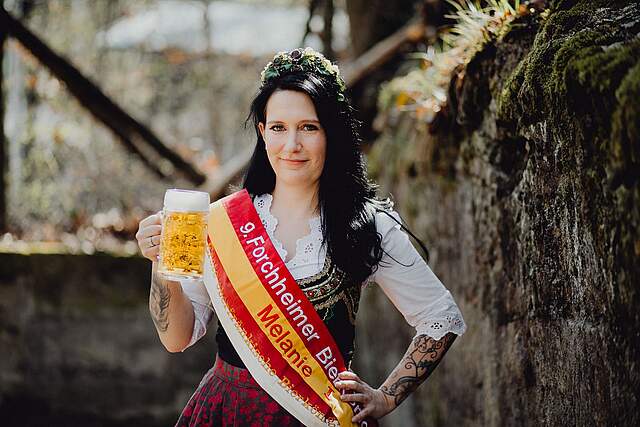 Bierkönigin Melanie I. mit Bierkrug und Krone