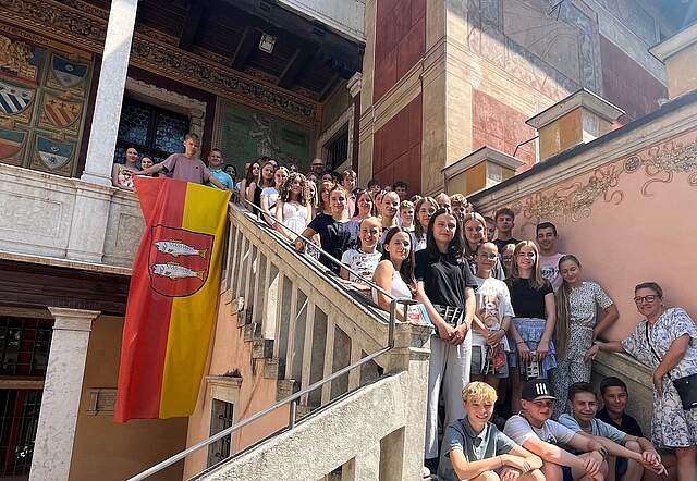 Jugendfahrt nach Rovereto 2025 Die jugendliche Delegation der städtischen Jugendfahrt nach Rovereto auf den Stufen des Rathauses in Rovereto.