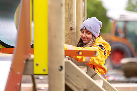 Azubi Gärtner der Stadt Forchheim beim Arbeiten auf einem Spielplatz