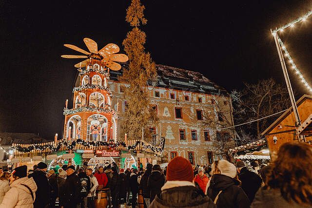 Bild am Weihnachtsmarkt Forchheim mit Blick auf die illuminierte Kaiserpfalz